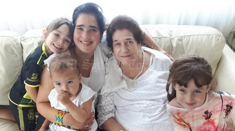 26032017 EN FAMILIA.  Asunción López de Lerena con su nieta, Idoia, y sus bisnietas, Aitana, Ainhoa e Isabel.