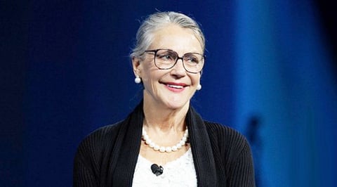 El segundo lugar lo ocupa Alice Walton, hija única del fundador de Wal-Mart, con una fortuna de 33 mil 800 millones de dólares.