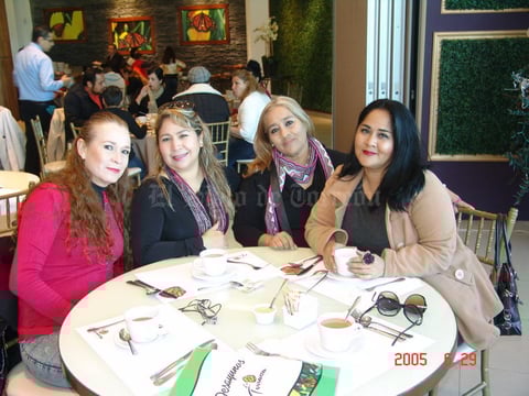 01042017 CELEBRA SU CUMPLE.  Adriana García con Sandra, Lulú y Rosy.