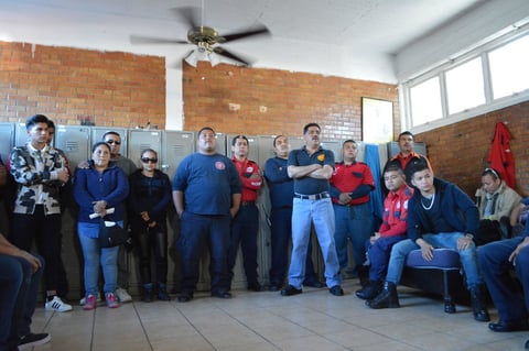 Entre lágrimas y gritos se organizaron para exigir mejores condiciones en de trabajo, seguro de vida para los familiares de Gustavo Muñoz y para el resto de los elementos.