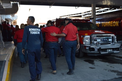 Bomberos de Torreón realizaron  una protesta en la Estación Centro, reclaman por la muerte de Gustavo Muñoz, compañero que falleció ayer en un accidente laboral.