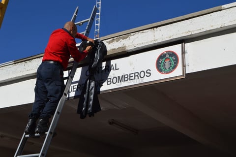 Los bomberos colocaron un moño negro en la entrada de la estación por la muerte de su compañero Gustavo Muñoz.