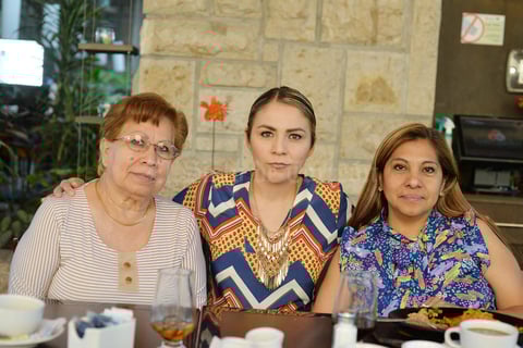 02042017 EN DESAYUNO.  María Isabel, Yahaira y Angélica.