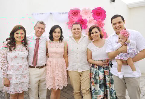 02042017 ES BAUTIZADA.  La pequeña Lía Sofía Flores Villarreal con sus papás, Gabriela Villarreal y David Flores, y sus padrinos, Mayte Flores, Jean Paul, Victoria Villarreal y Daniel Villarreal.