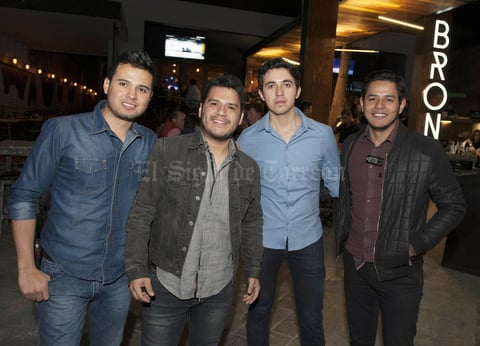 03042017 DIVERTIDA NOCHE.  Alejandro, Israel, Alexis y Sergio.