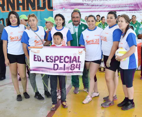 03042017 Varios equipos entregaron reconocimientos a Jorge F. Mora por su apoyo al deporte.