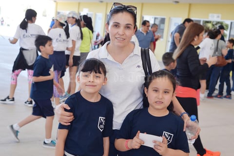 02042017 POSAN PARA LA FOTO.  Ximena, Lina y Mariana.