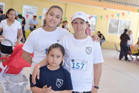 02042017 EVENTO ESCOLAR.  Karla, Mariana e Isela.