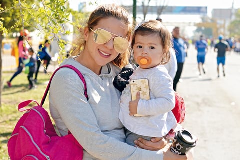 02042017 EN EL MARATóN.  Sandra y Lya.