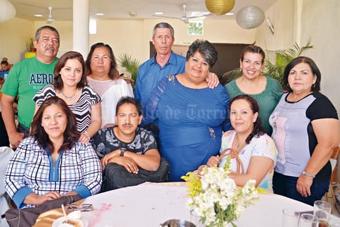 02042017 La festejada rodeada de sus seres queridos.