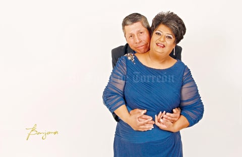 02042017 Sra. Minerva América Fernández Castillo en compañía de su esposo, Sr. Carlos Fernando Farías Chapa, celebrando su cumpleaños número 50.