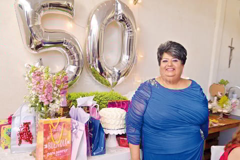 02042017 La cumpleañera lució muy contenta.