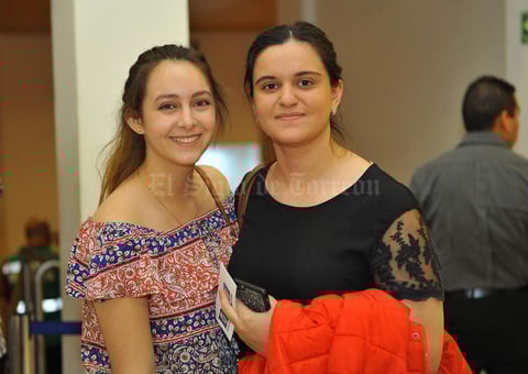 04042017 EN EL TEATRO.  Alejandra y Ana Paula.