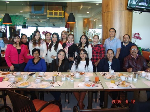 04042017 FESTEJO.  Lupe, Mayanin, Ana, Violeta, Karen, Ángeles, Alba, Eli, Martha, Josué, Sergio, Caro, Paty, Gaby, Rosario y Mau.