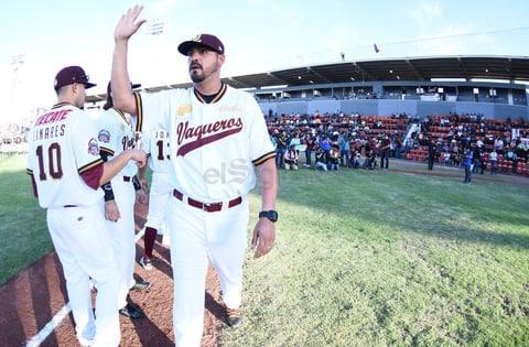 Sin más, se cantó la voz de "Playball" para dar inicio a las hostilidades, empezando los peloteros sus ejercicios de calentamiento para regresar a la vida el césped del estadio luego de siete meses de larga sequía.