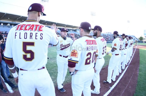 La ceremonia inaugural comenzó con la presentación de cada uno de los peloteros del equipo visitante, los Rieleros de Aguascalientes que están estrenando manejador y esperan cumplir con una buena temporada, luego de que el año anterior no lograron arribar a los Playoffs.