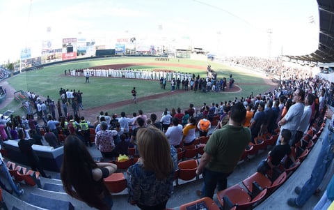 Gran entrada presentó el Estadio Revolución.