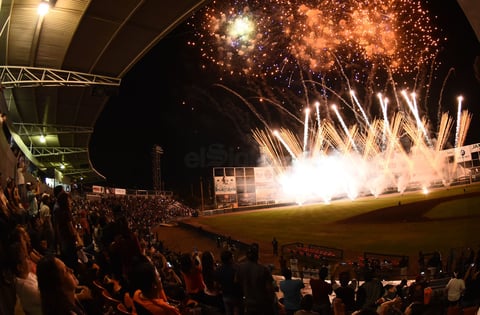 Los Vaqueros del Unión Laguna inauguraron la Liga Mexicana de Beisbol en el Estadio Revolución.