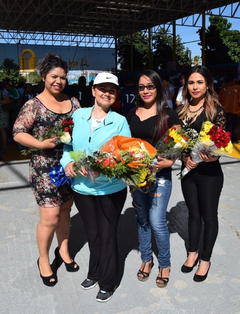 05042017 MADRINAS DE EQUIPOS.  Genoveva Oviedo de San Pedro; Isela Licerio de Matamoros; Nancy Rodríguez de Matamoros y Nayeli de Santiago de Ciudad Lerdo.
