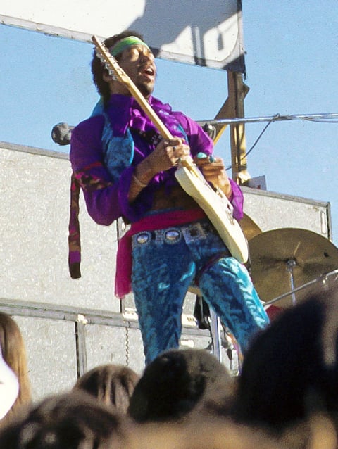 Considerado el mejor guitarrista de todos los tiempos por la revista Rolling Stone, Jimi Hendrix murió el 18 de septiembre luego de ingerir somníferos con alcohol.