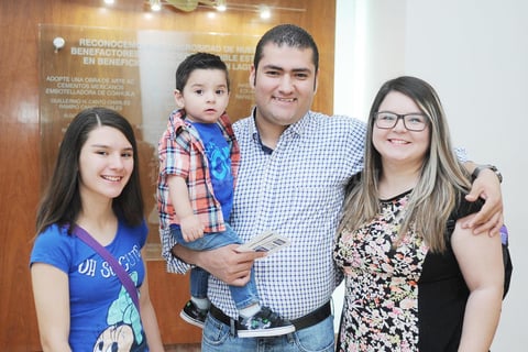 06042017 EN FAMILIA.  Naomi, Juan José, Juan José y Norma.