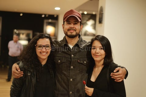 07042017 EN UNA EXPOSICIóN.  Rita, Dudu y Denisse.