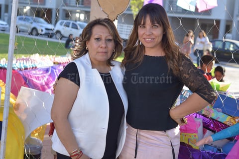 08042017 EN PIñATA.  Lety y Gina.