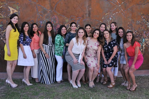 08042017 La futura esposa en compañía de sus amigas.