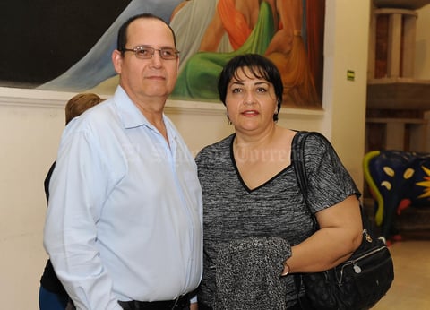 08042017 EN EL TEATRO.  Roberto y Lupita.
