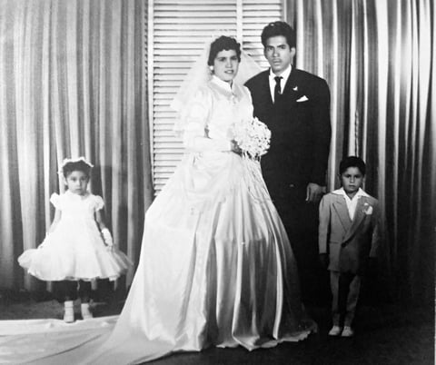 09042017 En 1970, durante una boda, Dulce Ma., Norma, Clementina y Olga en compañía de Jesús Reyes García.