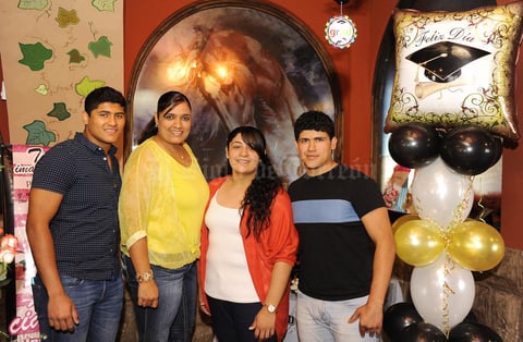 09042017 GRAN LOGRO.  Mónica Andrea Pérez Negrón Rivera celebró su graduación junto a su mamá, Mónica Berenice Rivera Ramírez, y sus hermanos, Ángel y Alonso Pérez Negrón Rivera.