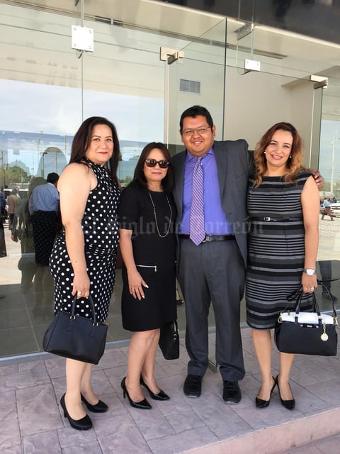 09042017 El Mtro. en Administración, Luis Fernando Hernández Rivera, en compañía de las destacadas abogadas: Claudia Ramírez Rojas, María Luisa Valencia García y Karla Mayela Bustos Rodríguez, en las nuevas instalaciones en que se estarán llevando a cabo las audiencias de juicios orales en materia penal.