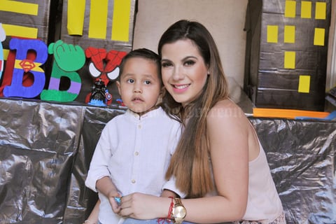 09042017 CUMPLE TRES AñOS.  Robby acompañado de su tía, Ana Valero.