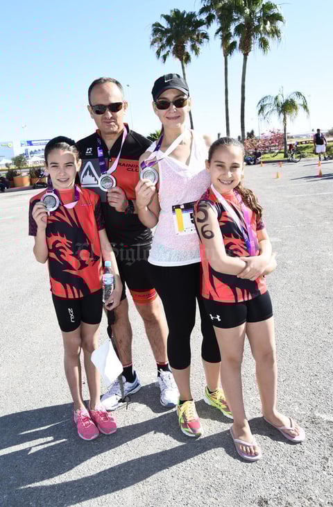11042017 José, Mariana, Abby y Mariana Batarse.
