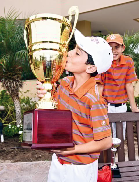 12042017 Feliz con su trofeo.