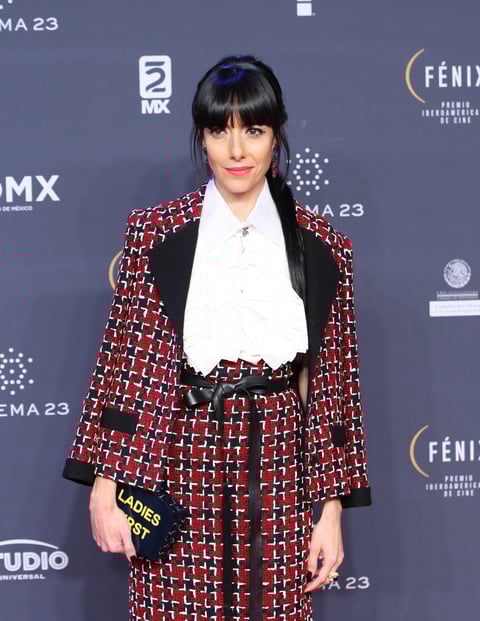 Cecilia Suárez estudió teatro en la Universidad de Illinois y debutó en la cinta 'Sexo, Pudor y Lágrimas', 'Todo el poder' y 'Sin ton ni Sonia', además ha actuado en series como 'Capadocia', 'Locas de amor' y 'Mujeres Asesinas'.
