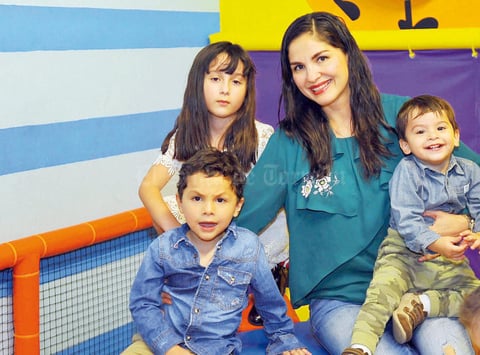 13042017 EN FAMILIA.  Grtehel con Valentina, Santiago y Sebastián.