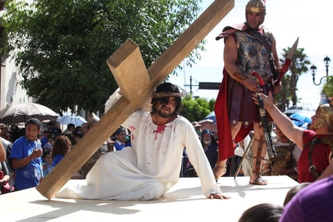 Así lo vivieron las familias enteras que se congregaron a lo largo de la avenida 20 de Noviembre, para acompañar a Jesús y elevar las plegarias correspondientes.