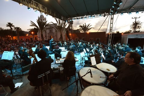 Al finalizar la ceremonia religiosa las autoridades municipales y estatales ofrecieron un espectáculo artístico-musical en el que participó la Camerata de Coahuila y los Cardencheros de Sapioriz.