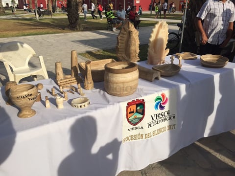 En la Plaza de Armas “Miguel Hidalgo” se montó una exhibición y venta de artesanías y dulces típicos de la región.