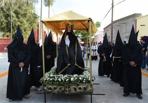 A la cabeza del contingente marcho la Banda de Guerra "Legión Madero", seguidos de la imagen de la Santísima Virgen que era cargada por un grupo de hombre ataviados con túnicas y capuchas negras.
