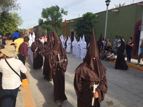Habitantes de Viesca y turistas salieron a las calles a apreciar la Procesión del Silencio en el Viernes Santo.