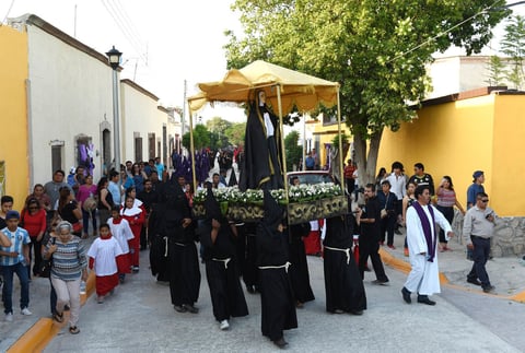 Partió de la explanada de la parroquia de Santiago Apóstol seguida por miles de fieles.