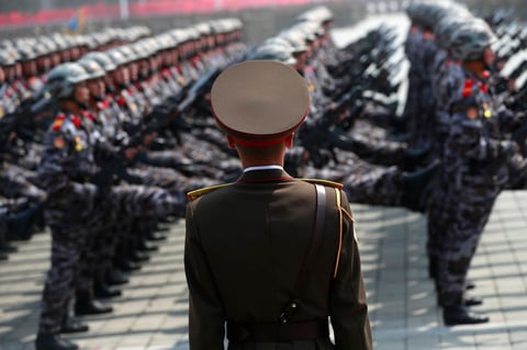 "Cuando vean estas imágenes los imperialistas se van a sorprender y asustar", apuntó tras participar en el desfile el coronel Zo Bong- chol que aseguró que "Corea del Norte tiene armas nucleares modernas gracias al desarrollo de la industria militar que han desarrollado nuestros grandes líderes".