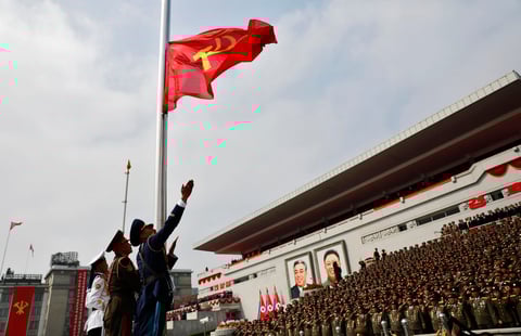 Además de mostrar hoy misiles de alcance medio Musudan y los misteriosos y temidos KN-08 y KN-14, que se lanzan desde plataforma móvil y que aún no se ha probado con éxito, desfilaron ante la plaza Kim Il-sung varios de los últimos desarrollos del régimen como el Pukguksong-1 y Pukguksong-2, exhibidos en público por primera vez.