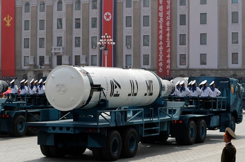 Como parte de su ofensiva de gestos, el Ejército norcoreano hizo hoy desfilar sobre camiones por el centro de Pyongyang un tipo de proyectil nunca antes mostrado en público.