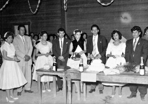16042017 Everardo López Arguijo y María de Jesús Alvarado Ortiz festejando con familiares y amigos en su boda el 12 de agosto de 1957.