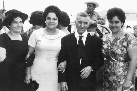 16042017 Don Miguel García Rodríguez acompañado de sus hijas, Alma Angélica, Graciela y Leonor García Rodríguez, en 1972.