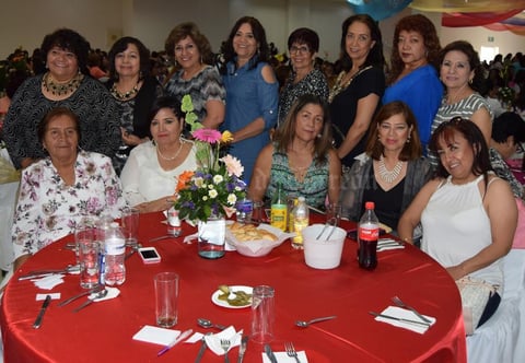 17042017 Tere Martínez Perales recibe reconocimiento por sus 30 años de servicio.