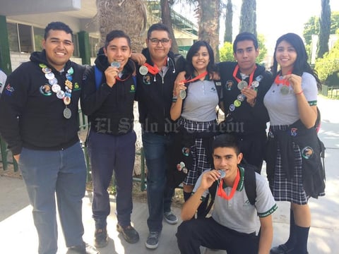 17042017 EQUIPO DE ROBóTICA.  Efrén Talamantes, Enrique Belmares, Jonathan Román, Jacqueline Reyes, Roberto Méndez, Diana Castañeda y Óscar Ayala, parte del equipo Desert Eagles del Conalep Torreón, quienes irán al Mundial de Robótica en Houston, Texas.